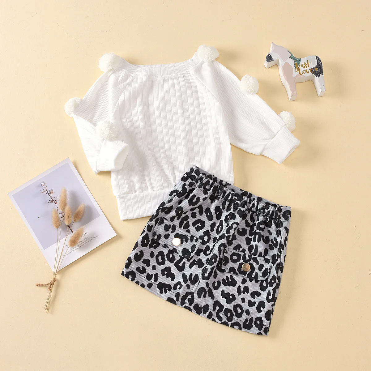 

Hot Sale Children Pure Color Round Collar Hairball Tops Leopard Short Skirt Girl Clothes Set