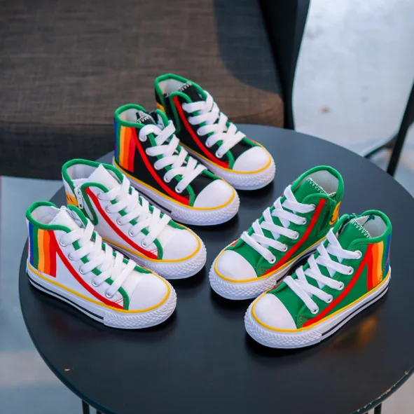 

2021 Canvas Sneakers Slip-on Comfortable Light Weight Skin-Friendly Causal Running Tennis Shoes for Boys Girls kids canvas shoes