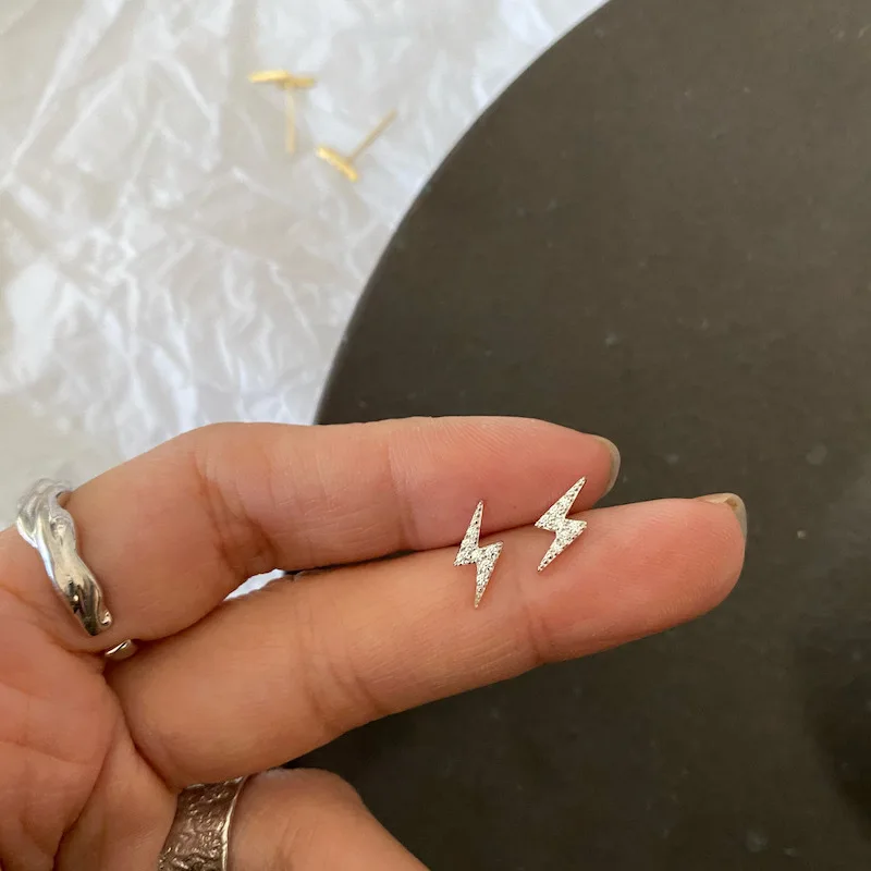 

Korean exquisite small gold lightning stud earrings 2021 girl cute mini lightning crystal jewelry earrings for women, 2 colors