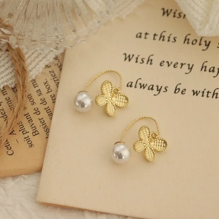 

Korean Style Baroque Ornate Butterfly Noble Earrings Extravagant Pearl Ladies Romantic Retro Copper Earrings, Gold