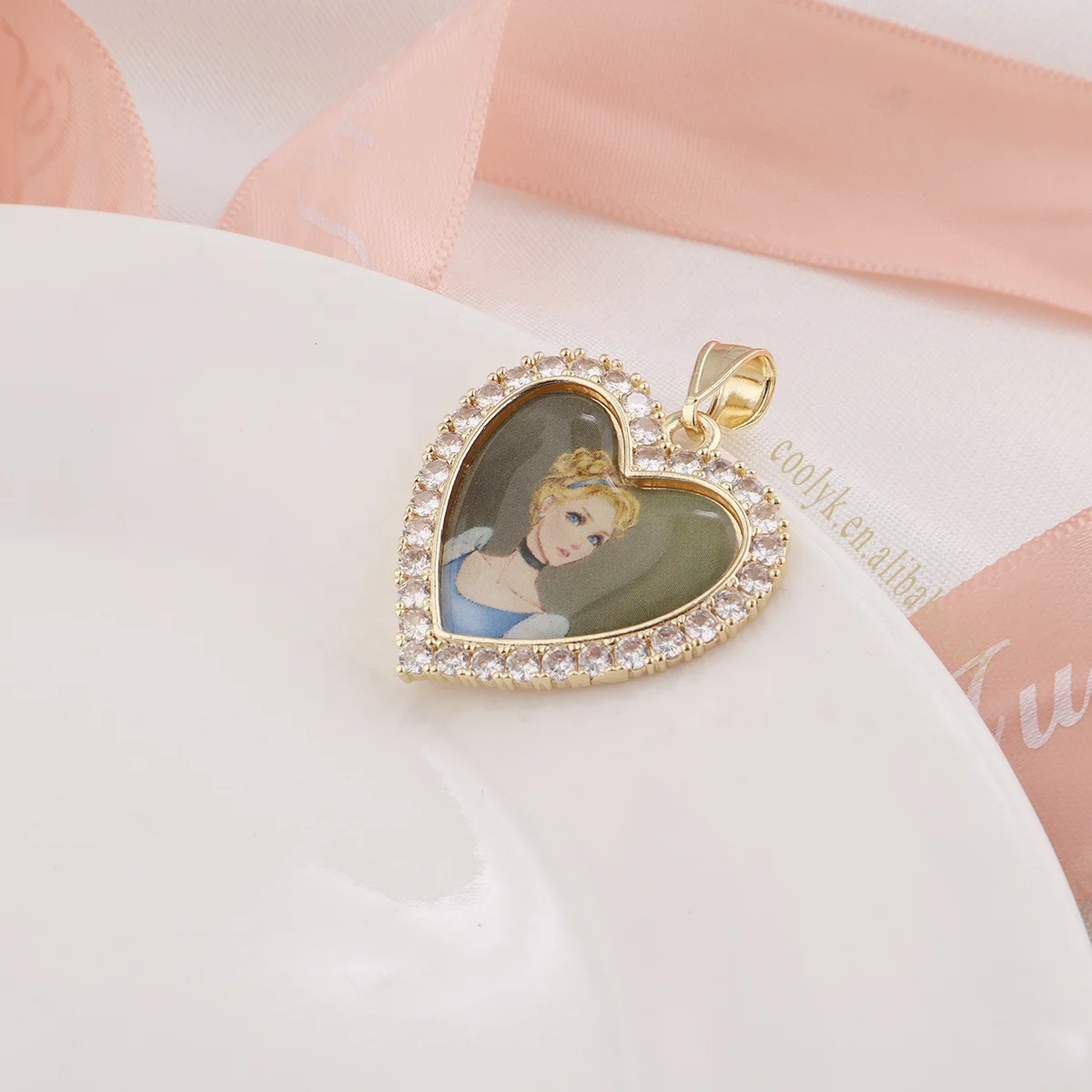 

Most Popular Cartoon Cute Boy and Girl Photo Frame Doll Pendant Necklace