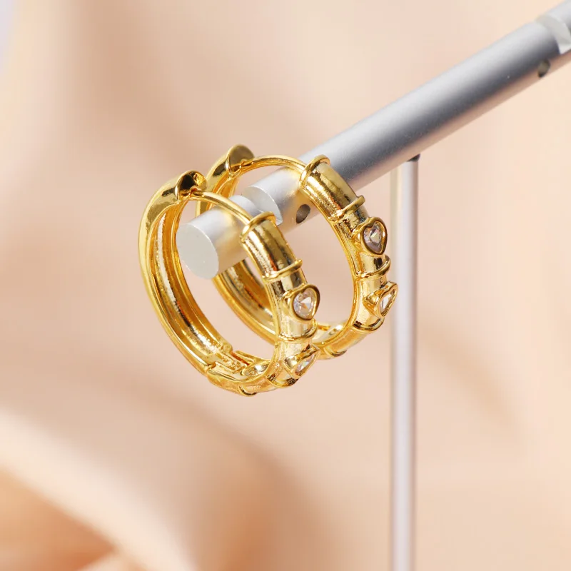 

Cool Chic 23mm 18k Gold Plating Small Hoop Earrings Heart Shaped Cubic Zirconia Huggie Earrings For Women Men