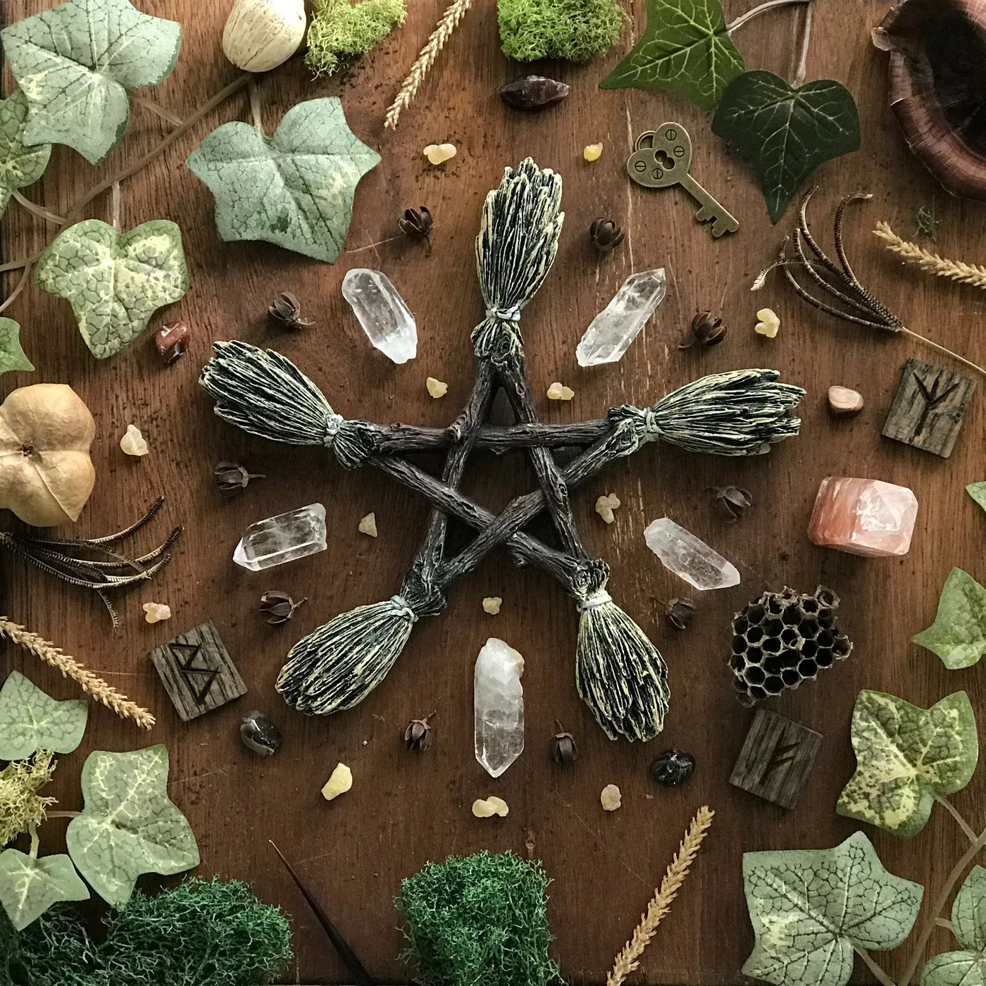 

New hot selling witch broom pentagram ornaments Home decoration Tarot resin crafts Magic broom pentagram pendant