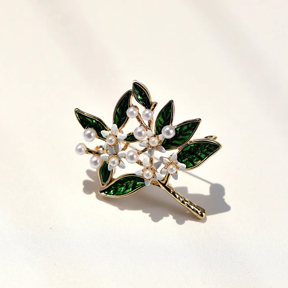 

Fashion Korean Leaf Gardenia Pearl Channel Brooches 18K Gold Plated Women Brooch Pins Girls