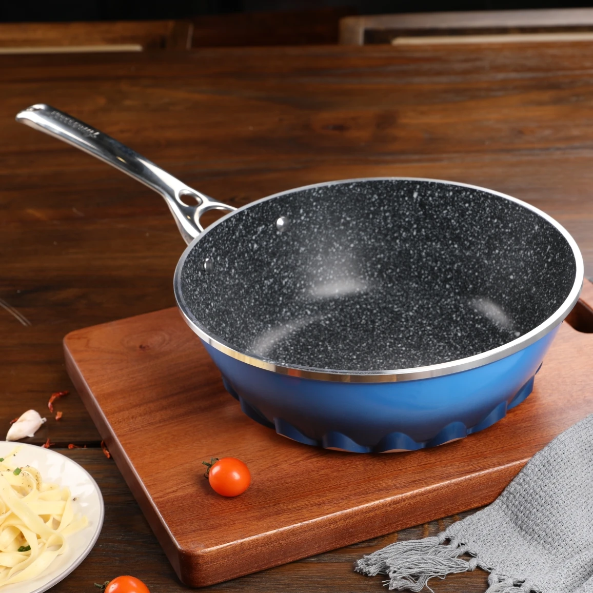 

Amercook warehouses in the US Kitchen Exclusive Granite Coating CAST AL. fry pan