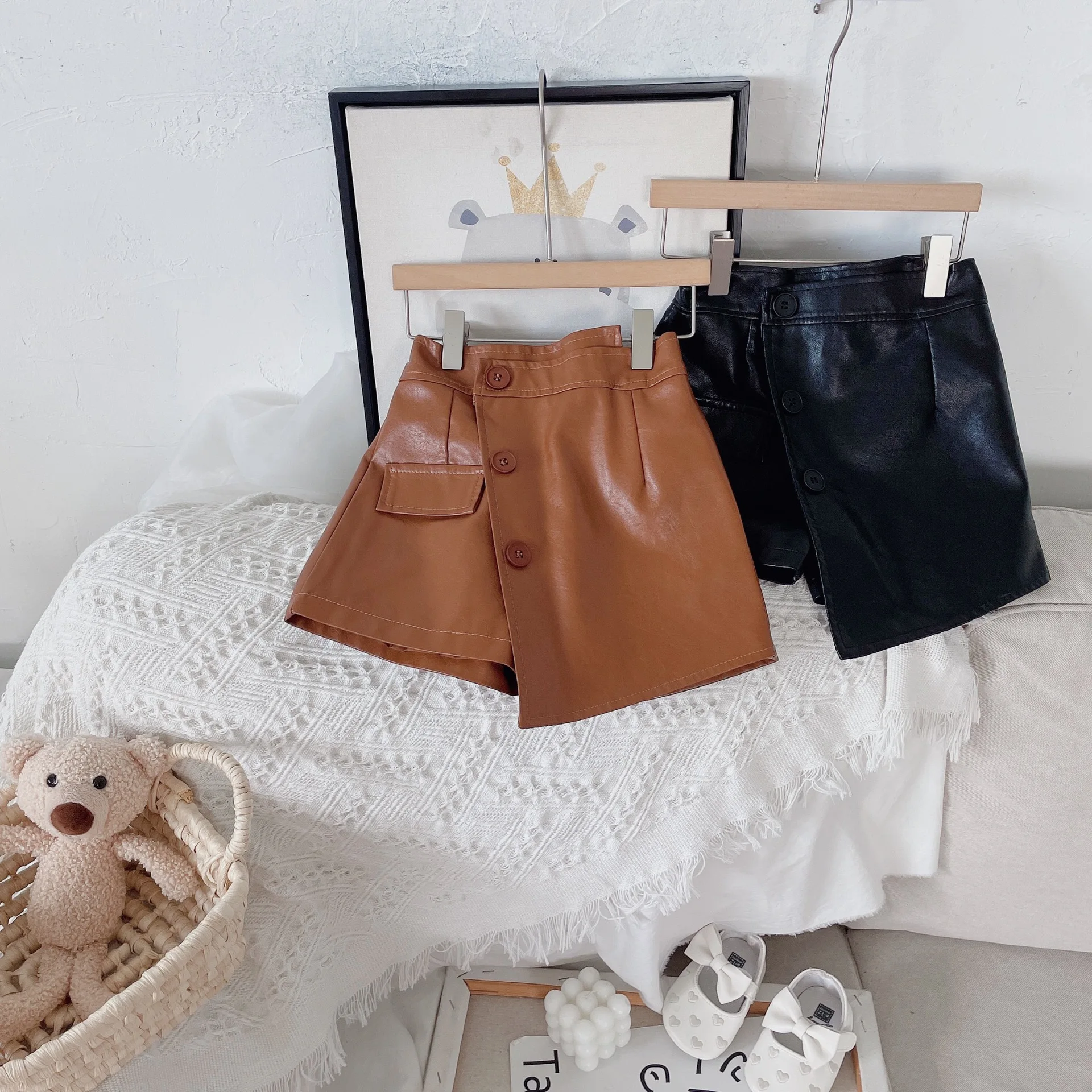 

High Quality Factory Price College Style Solid Color Girls Mini Pleated Skirt For Wholesale, Black,brown