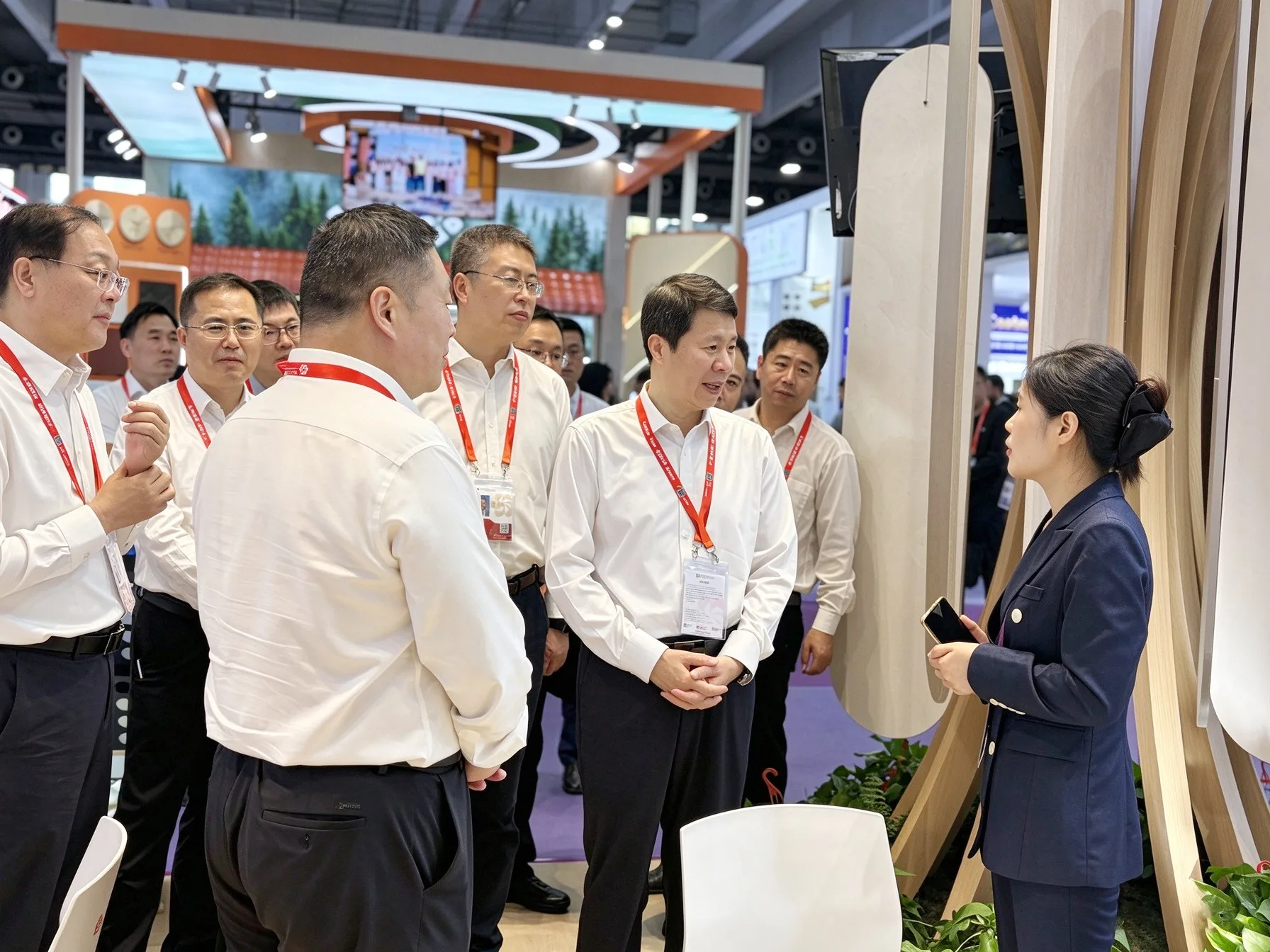 Municipal leaders learning about Xingang's exhibition participation at the booth