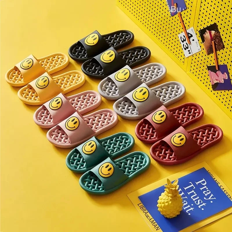 

Comfortable EVA Smiling Face Summer Cool Slippers Fashion Bathroom Hollow Out Slide Bath Indoor Anti-slip Slippers sandal Home
