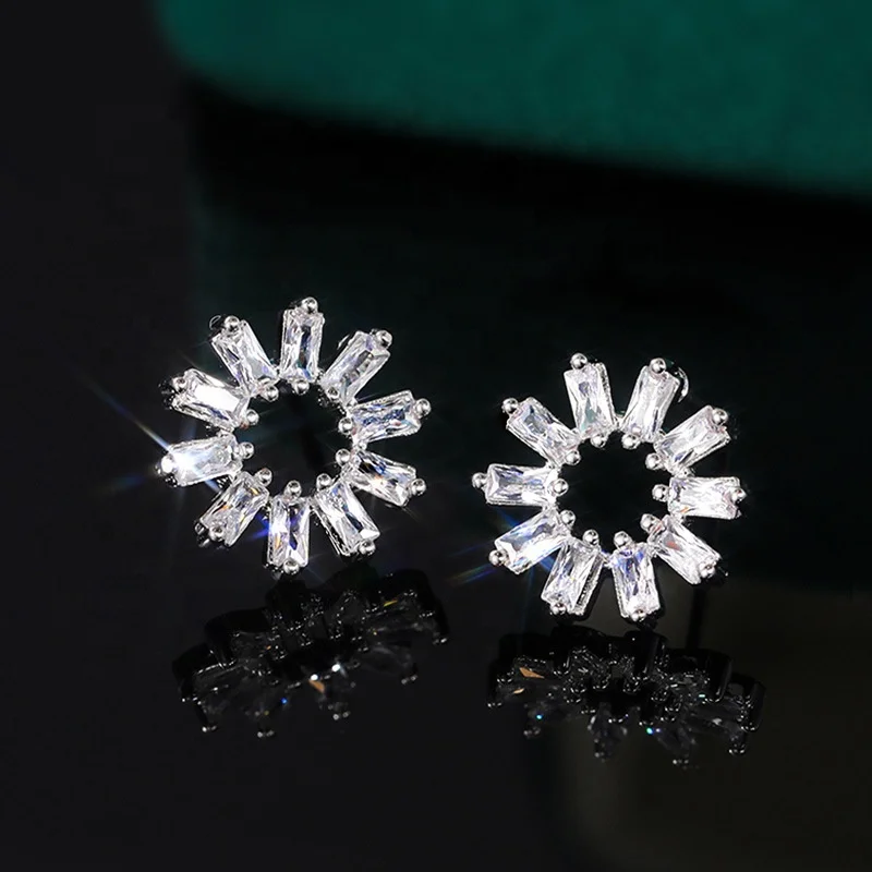 

Romantic Flower Hollow-out Stud Earrings for Women Elegant Versatile Earring Engagement Accessories Stylish Jewelry Gift, Picture shows
