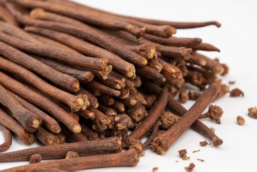 Nahaufnahme von ganzen und gemahlenen Gewürznelken auf Holzoberfläche