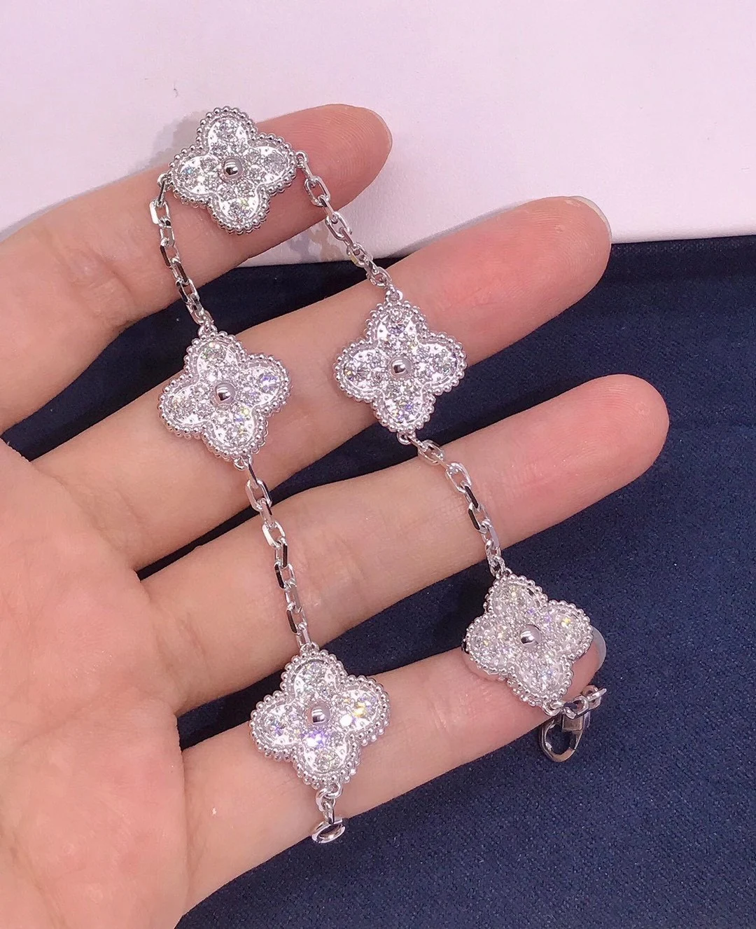 

Charm and Fashion Hot Selling High Quality Four-leaf Clover Bracelet S925 Sterling Silver Zircon Full Diamond Women's Jewelry