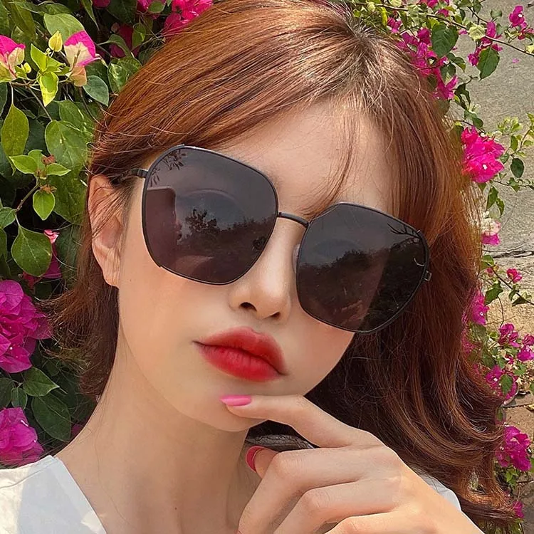 

Newest Fashion Trendy Retro UV400 Eyeglasses Square Metal Frameless Sunglasses for Women, As the picture shows