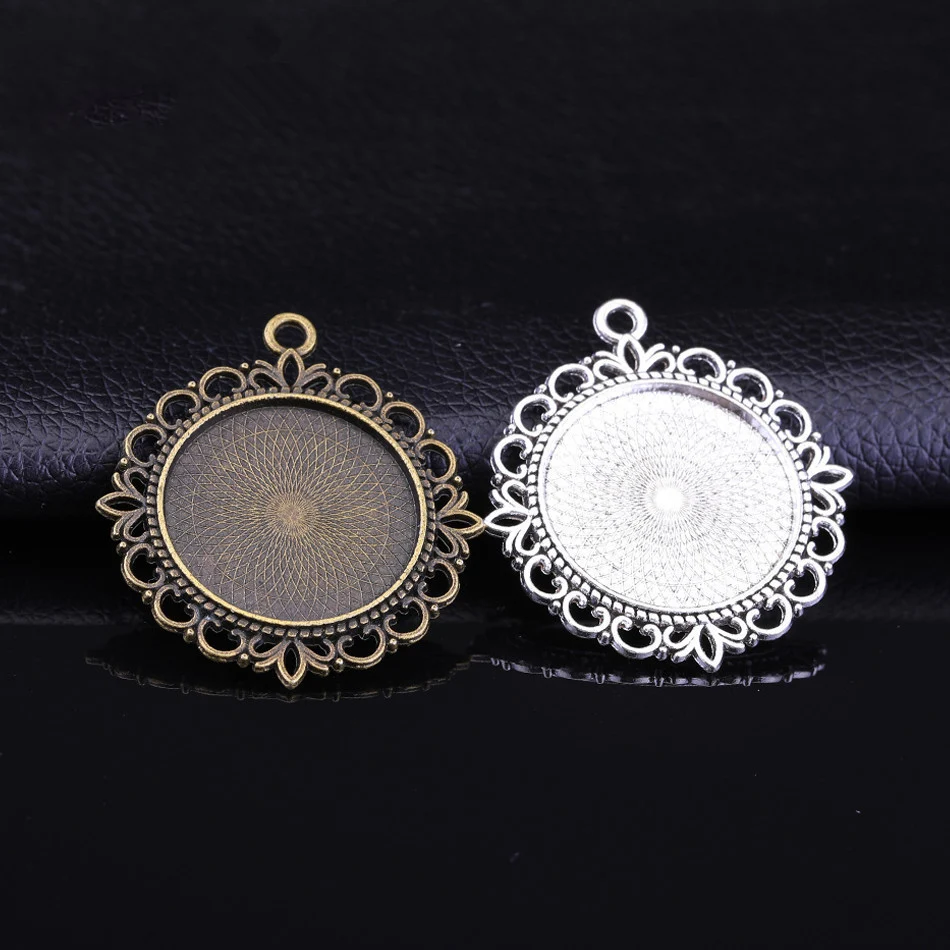 

2021 Sailing Jewelry 25mm Lace Round Bottom Accessories Retro Hollow Photo Frame Pendant Double-sided Photo Frame Pendant