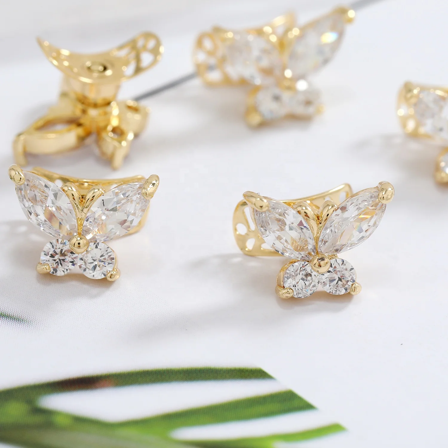 

XIAO YI 100Pcs/Bag New Nail Jewelry 3D Shiny Luxury Nail Art Decoration Zircon Shaking Butterfly Nail Decoration Rhinestone, Picture shows