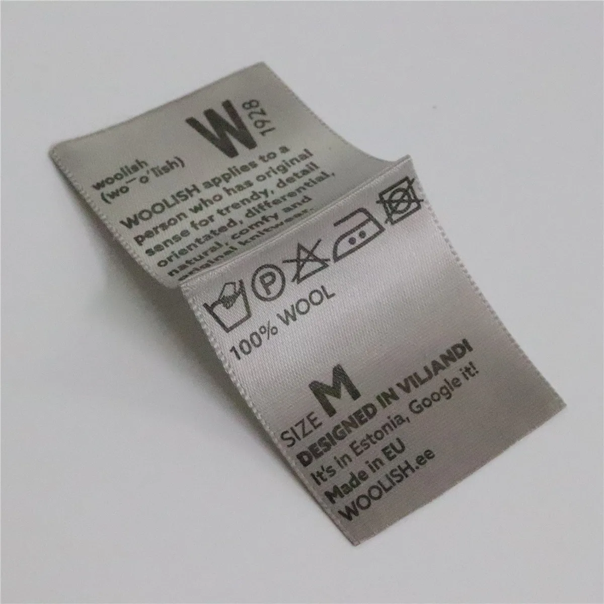 

High Quality Screen Silk Printed Grey Background Polyester Label Custom Brand Logo Satin Garment Wash Care Labels, White