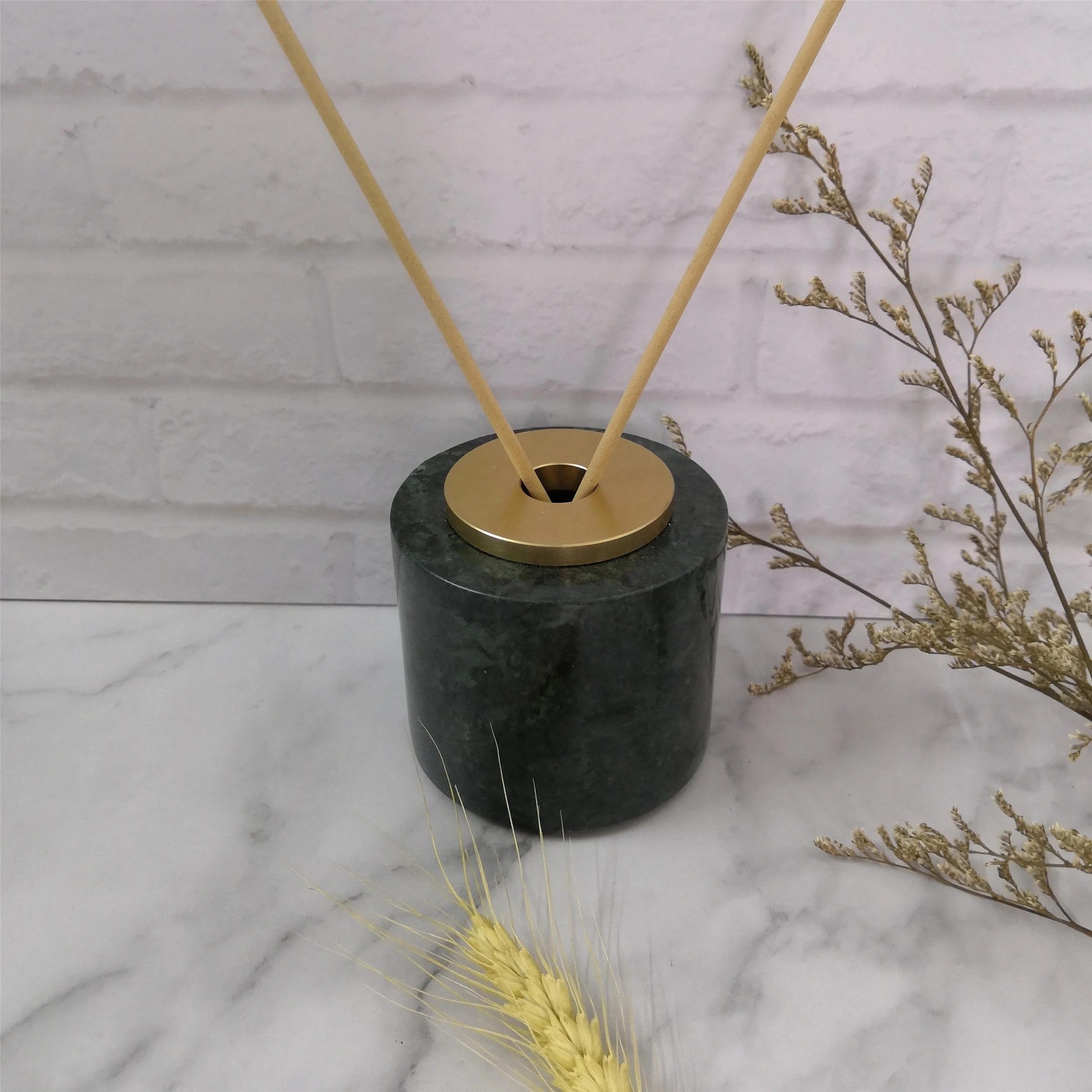

Green marble aroma diffuser with metal lid
