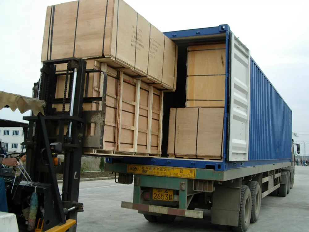 用棕色纸或 pe 塑料丙烯酸 包装在瓦楞纸箱托盘 丙烯酸板材被带入容器