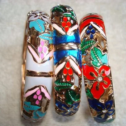 

Wiipu BEAUTIFUL GOLD TONE BUTTERFLY CLOISONNE & ENAMEL BANGLE BRACELET