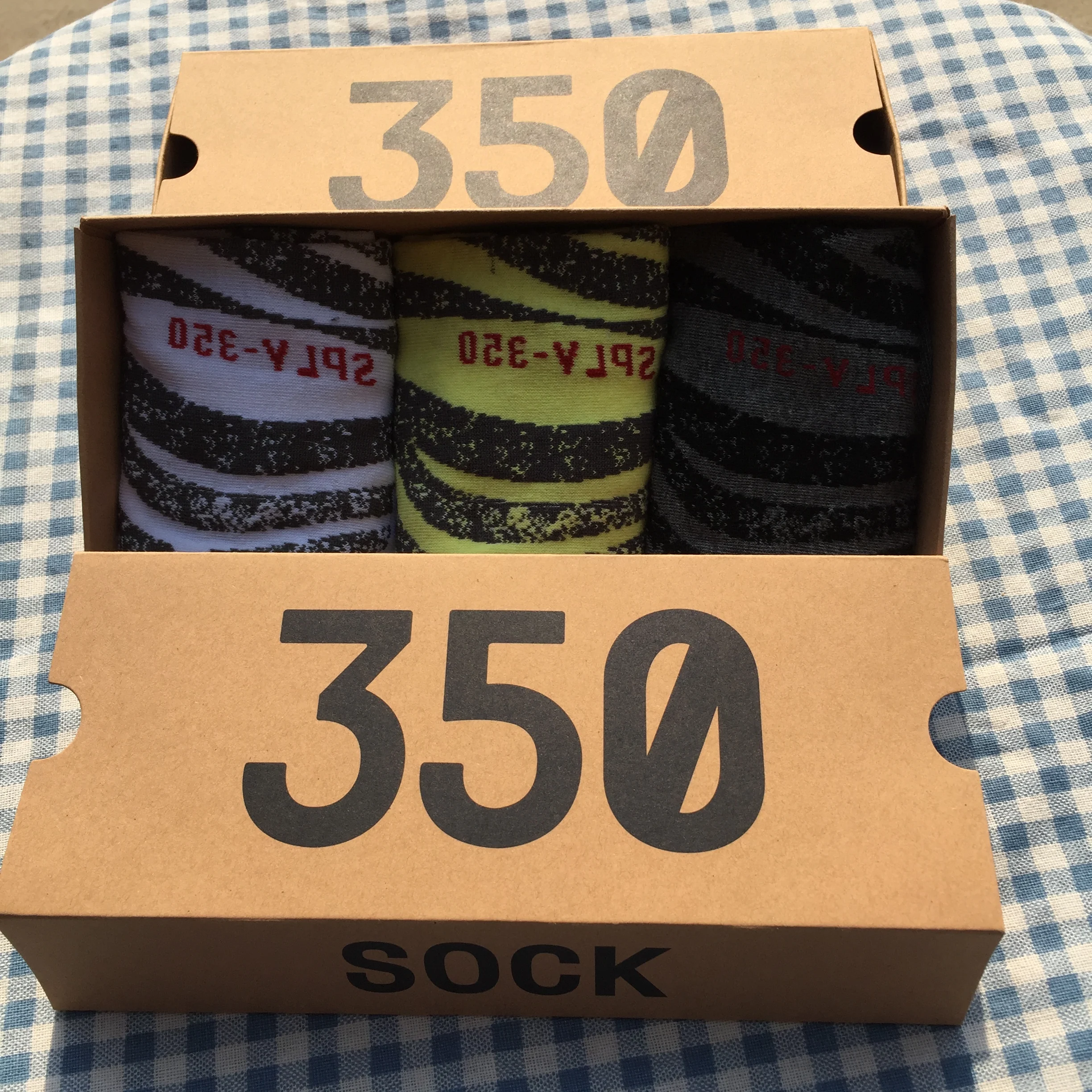 

Top grade high quality yeezy boost 350 v2 sneaker socks with box package, Yeezy shoes design