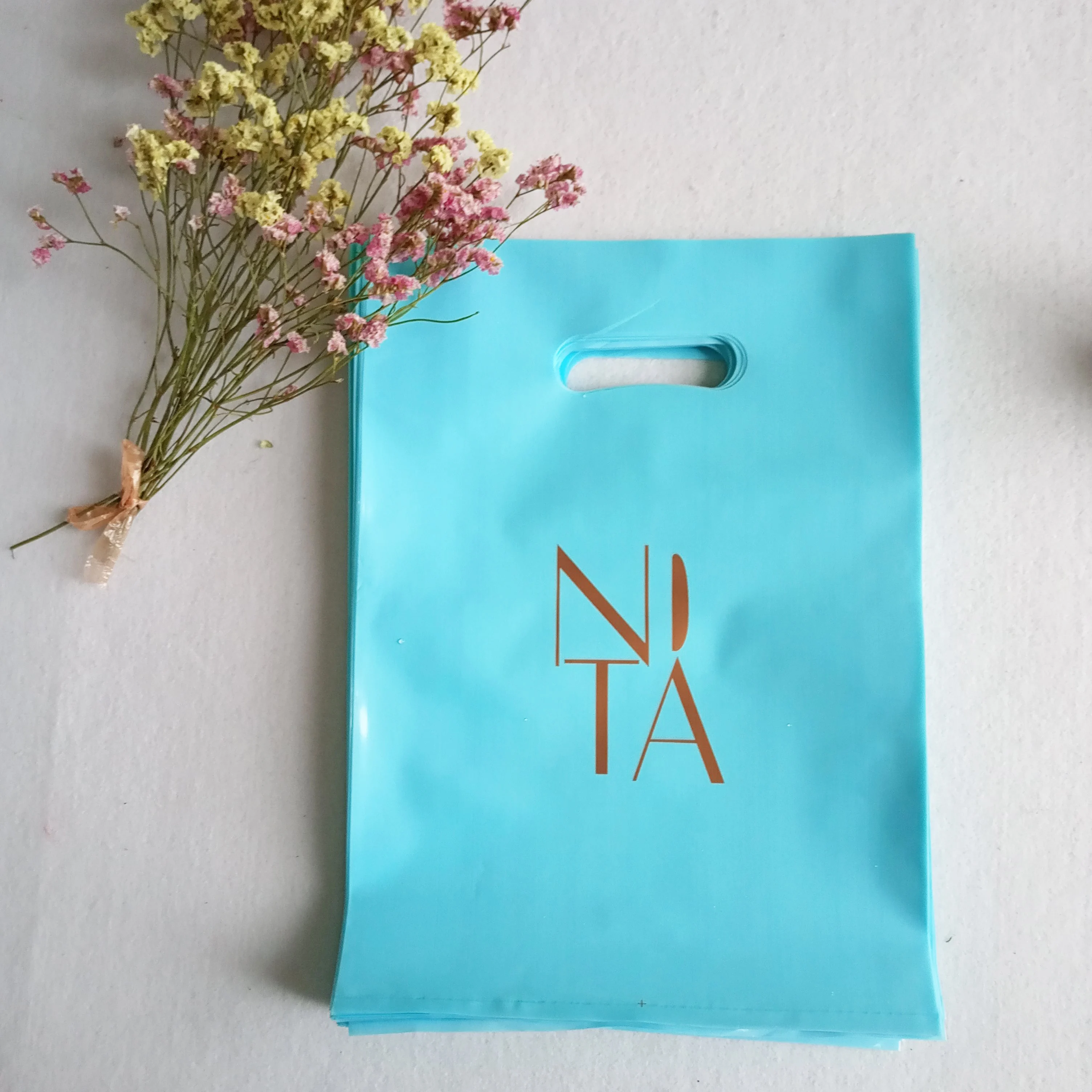 

Cheap Printing Die Cut Handle Garment Plastic shopping Bags With Logo For Clothes packing, Customized color