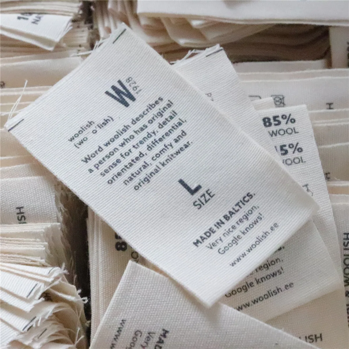 

Custom High Quality And Definition Centre Fold Printed Logo Polyester Woven Label For Garment Shirt