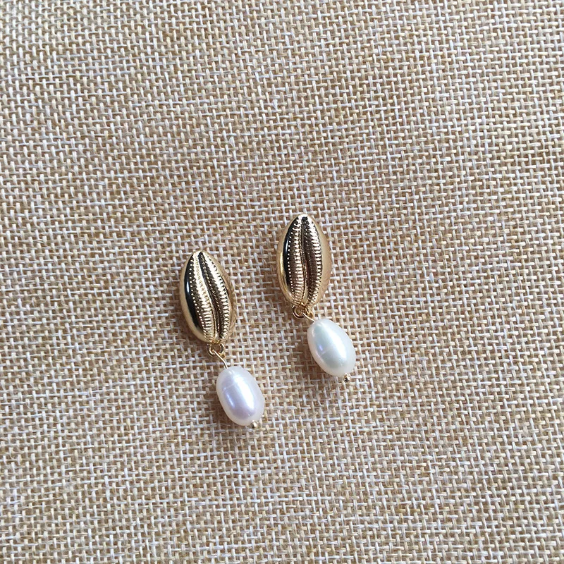 

boho fashion ocean holiday court retro fashion natural shell earrings shell spray paint earrings wholesale cowrie shell earrings, Picture