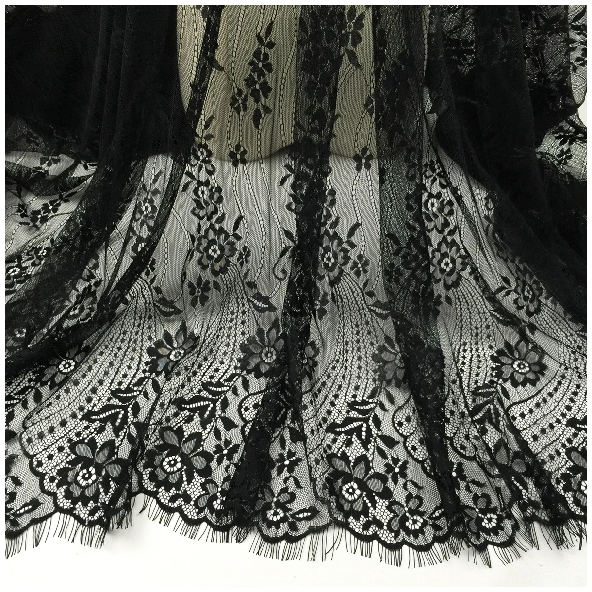 

The factory outlet 3*1.5 meters soft eyelash lace fabric for women dress