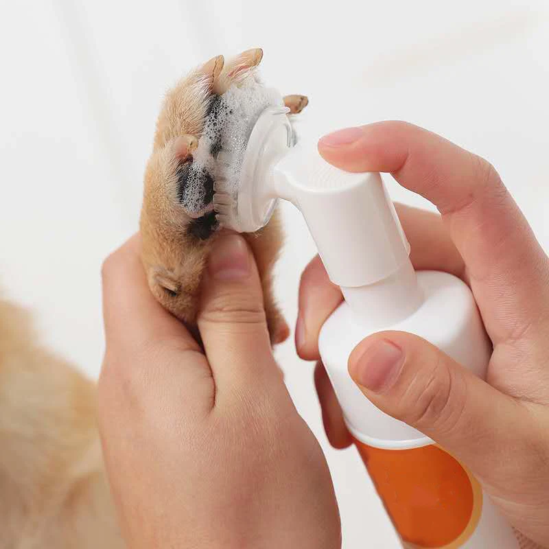 

OEM/ODM wholesale silicone brush pet dog cat foot paw foaming cleanser for anit itch anti bacterial, White