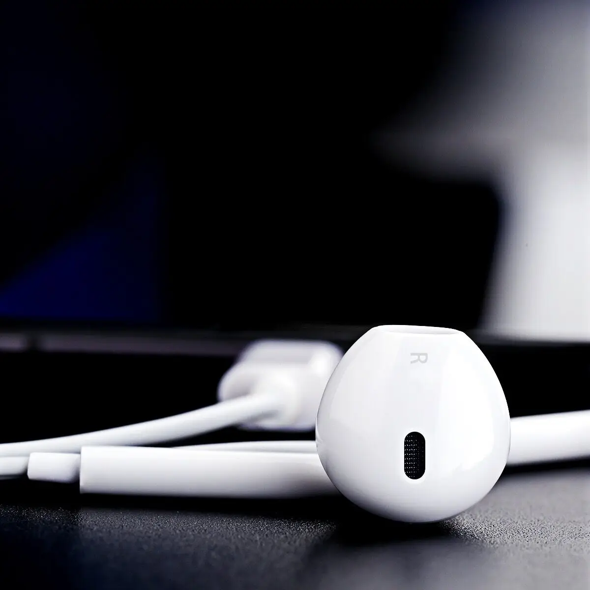 Universal Metal Wired In-Ear Super Mega Bass Headphone Earbuds Earphones  for Android Phones and iPhone with Wholesale Price