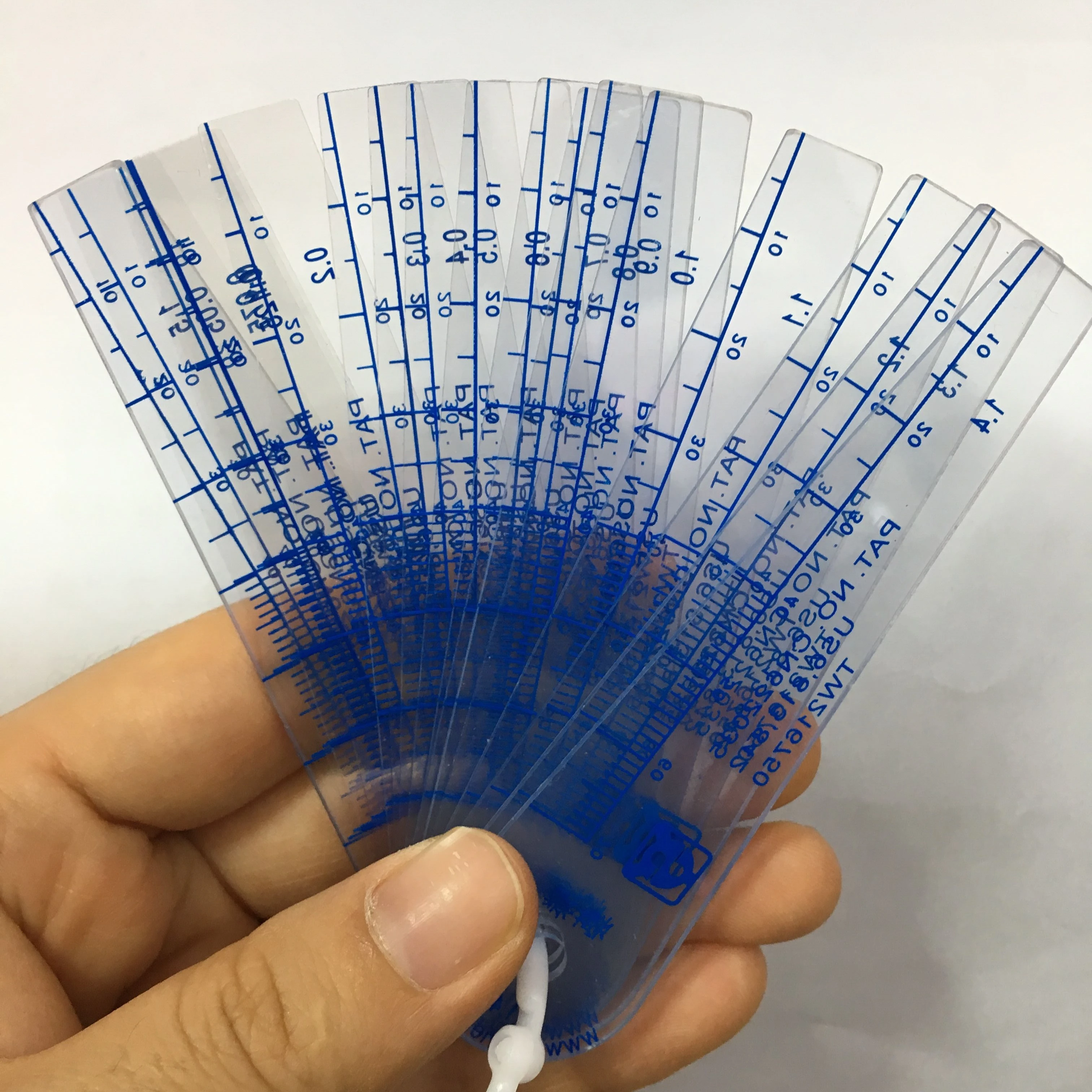 

Thickness Gauge Plastic Feeler Gauge Mold Testing And Measurement Filler Gauge 0.05 to 1.0 mm 13 pieces, Blue and transparent