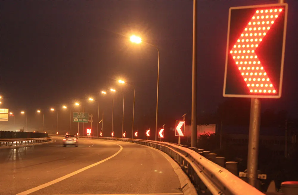 Customized Solar Outdoor Construction Led Flashing Arrow Sign,Solar