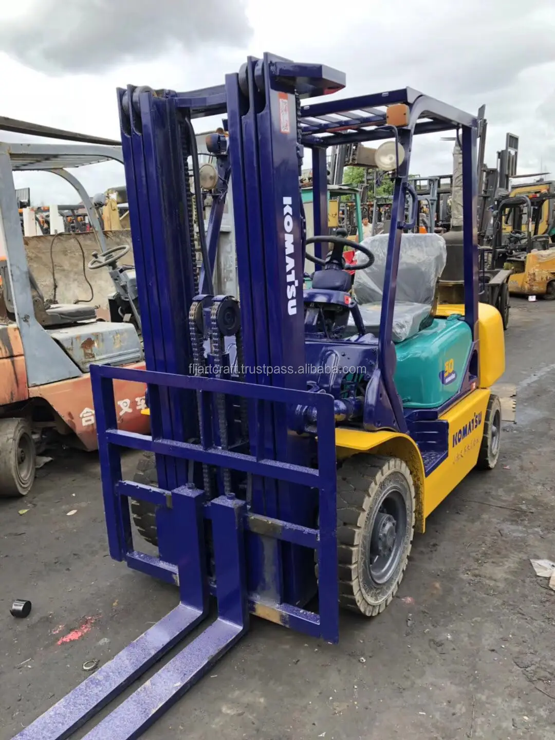 Used Japan Komatsu Fd30 3 Ton Diesel Manual Forklift With Three Mast