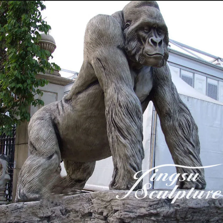 обезьяна с камнем. шри ланка парк обезьян. фигурка обезьянки из камня. камень обезьяны женщины. камень обезьяны женщины.