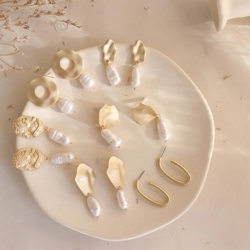 

Juhu Matte Gold Plated Freshwater Pearl Earring Geometric Gold Stud Earring Wholesale, Colorful