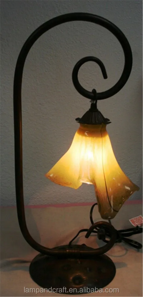Moderno light lámpara de mesa de hierro forjado y vidrio tulipán ...