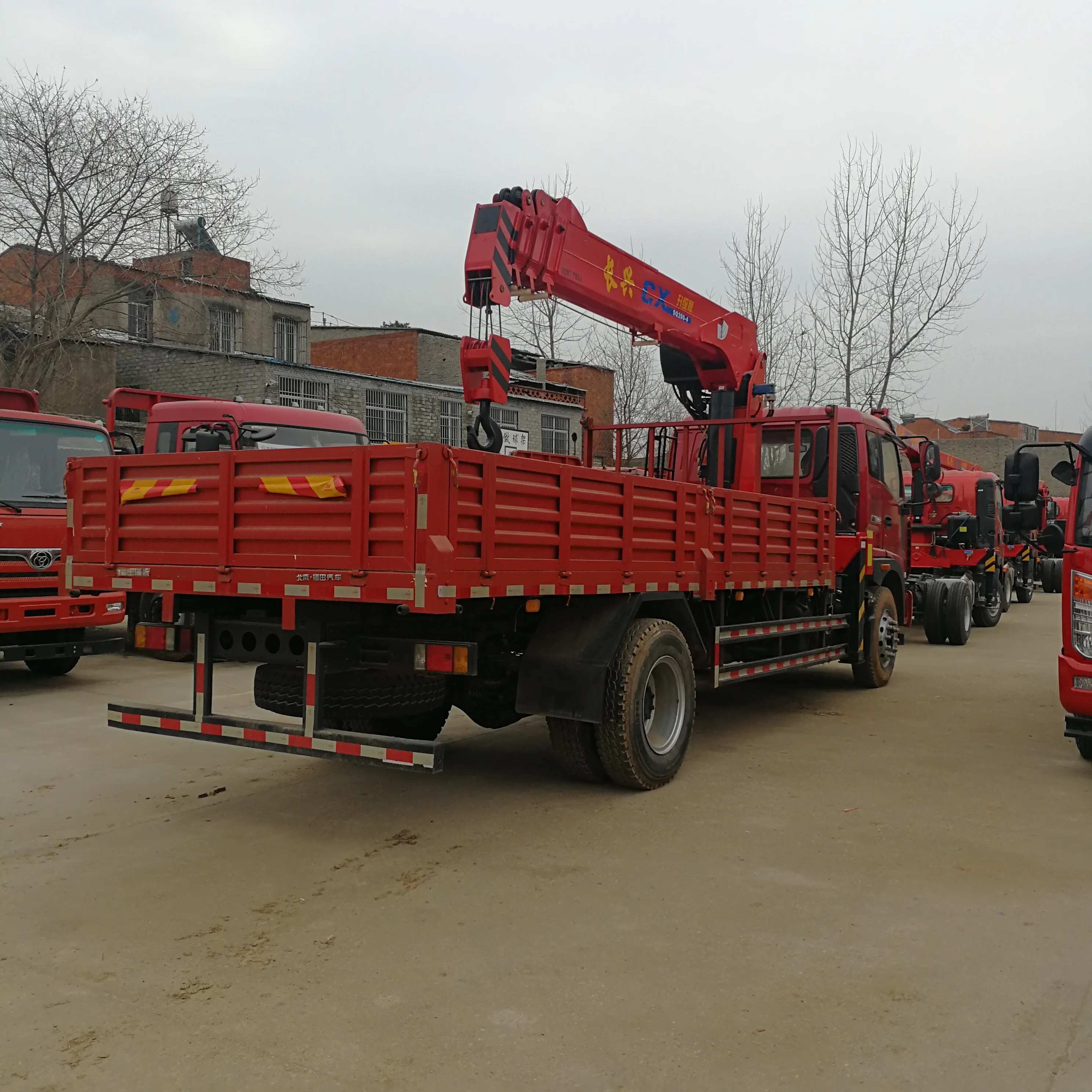 
Telescopic boom truck-mounted crane with 8 tons lifting capacity 