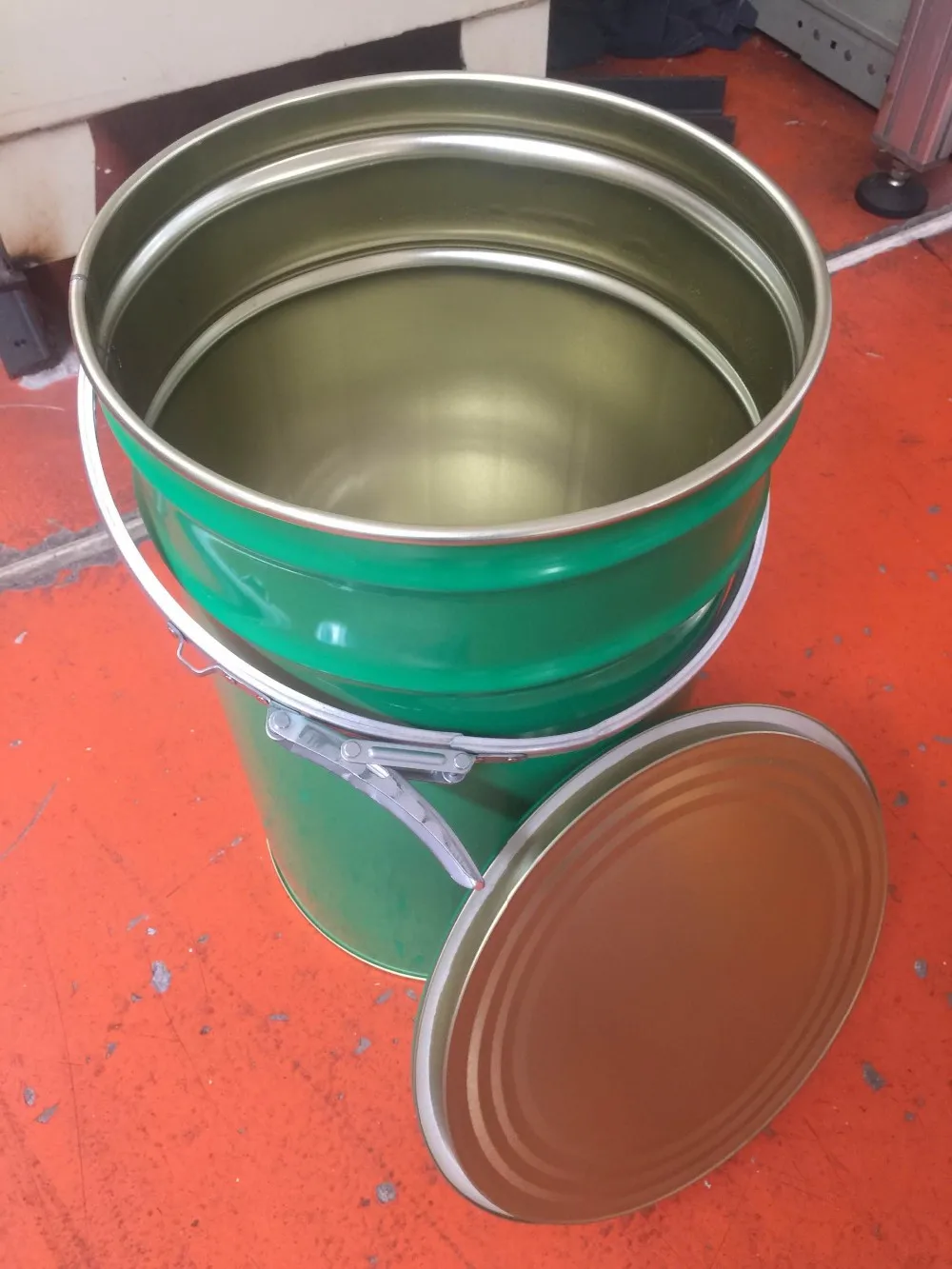 Empty Galvanized Bucket With Lever Lock Ring Lid Paint Buckets For Sale