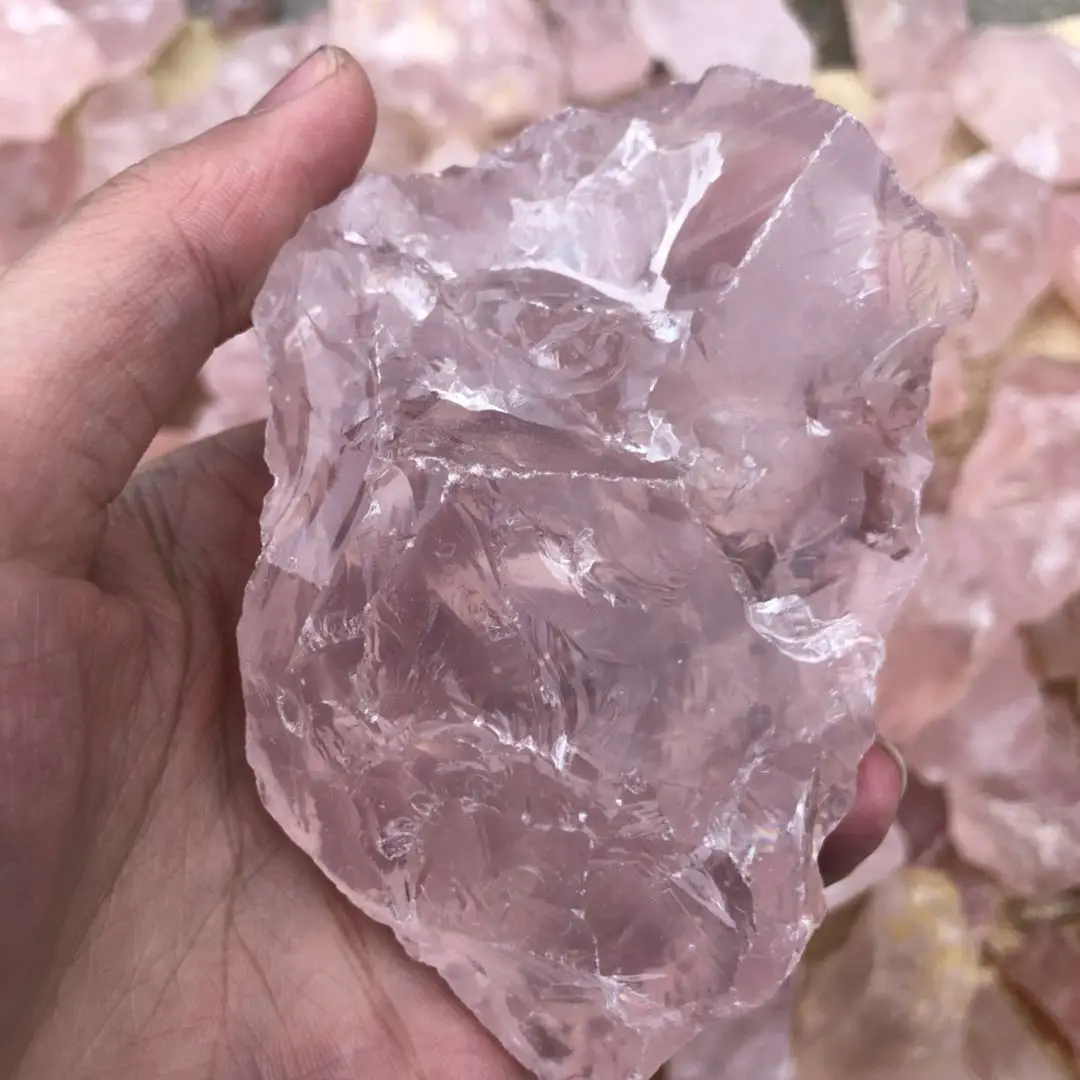 Розовый прозрачный камень. Кварц камень необработанный. Льдистый кварц. Розовый кварц минерал необработанный. Розовый кварц прозрачный.