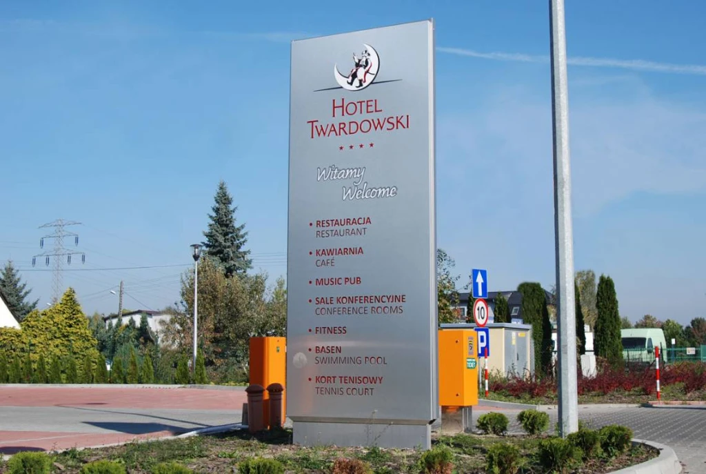 Outdoor aluminium illuminated led pylon sign advertising street building double sided illuminate pylon sign