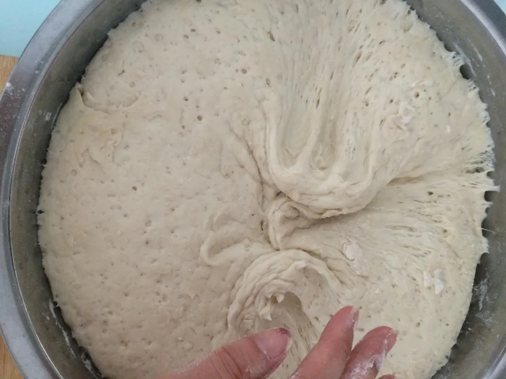 Как замешивать тесто на воде. Вязкое тесто. Перемешиваем тесто. Как выглядит вязкое тесто. Вязкое тесто и руки.