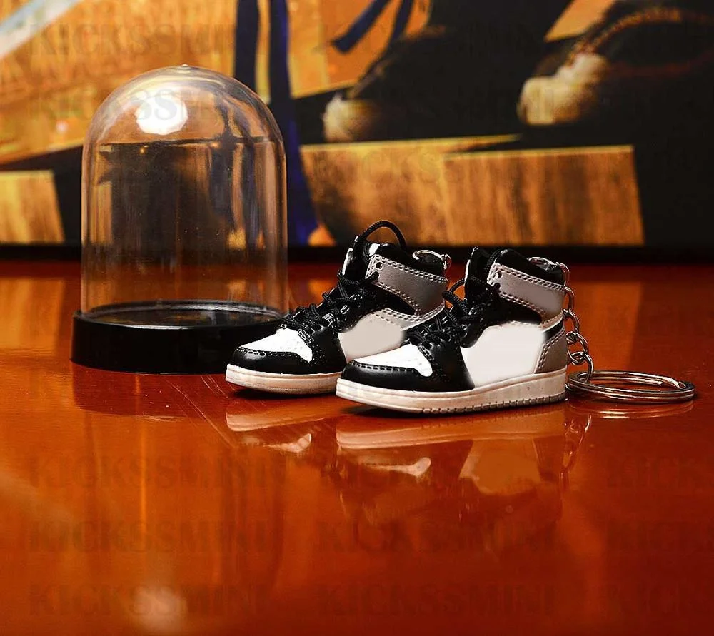 

Source Factory dropshipping mini sneaker keychain doll accessory keychain 1/6 SCALE 3D Mini Sneaker keychains