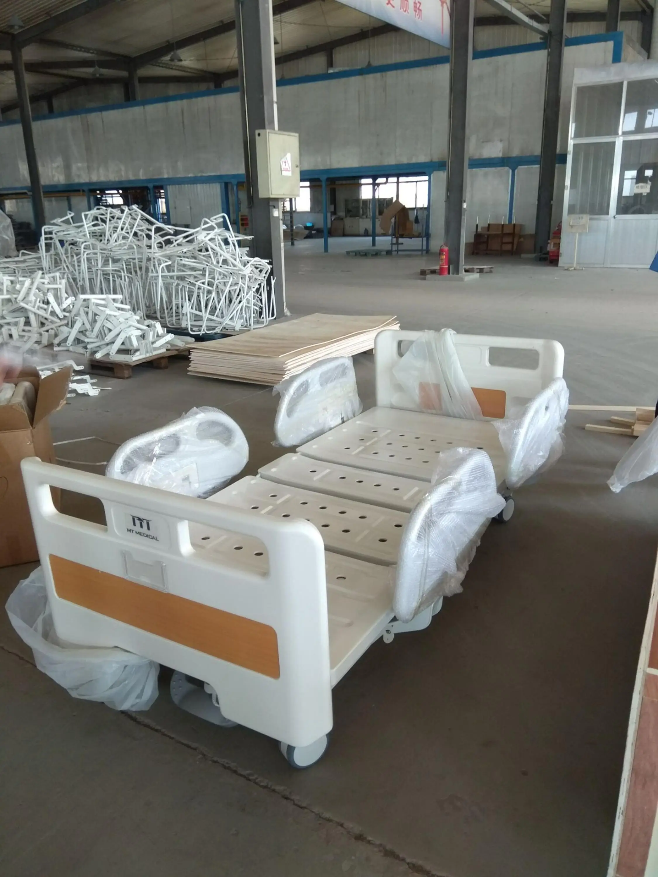 Manual hospital bed with three shake and multi function