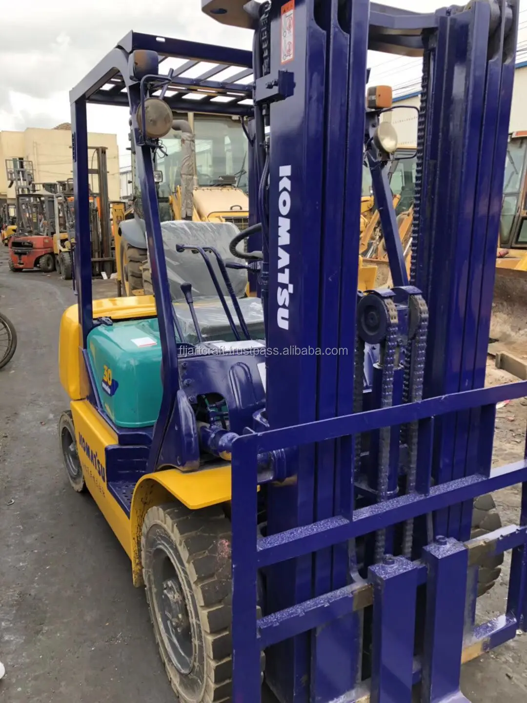 Used Japan Komatsu Fd30 3 Ton Diesel Manual Forklift With Three Mast