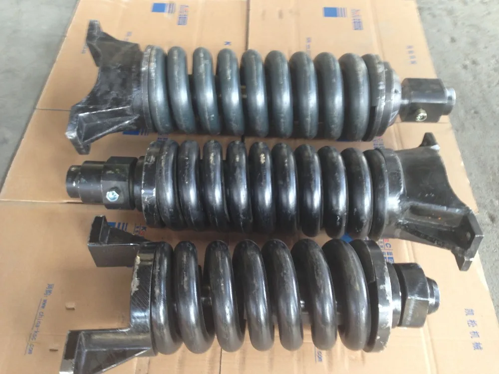 Натяжитель ленивца jcb 220. Натяжитель гусеницы экскаватора хитачи 200. Механизм натяжения гусеницы. Механизм натяжения shantui sd16. Натяжитель цепи hitachi zx200-5g (9303132).