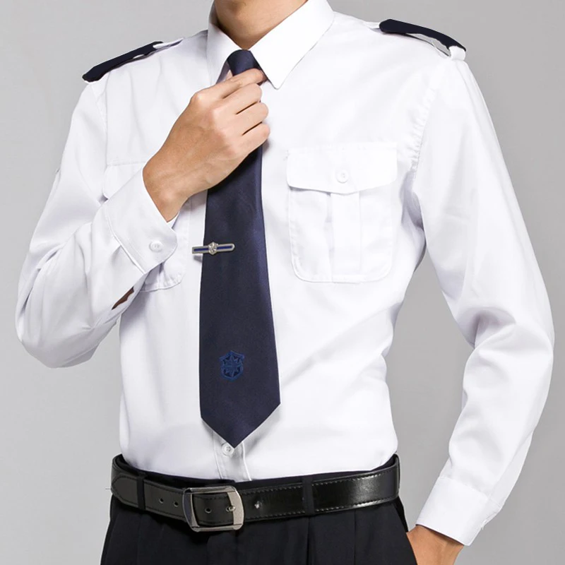 Сотрудник полиции в белой рубашке