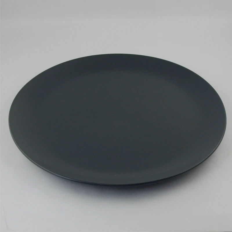 Тарелка матовая. Матовые тарелки. Черные керамические тарелки. Черная тарелка керамика. Тарелки черные матовые икеа.