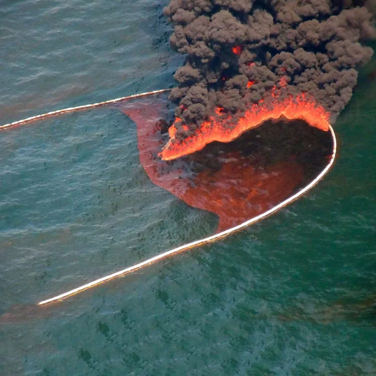 Взрыв на поверхности воды. Термический метод ликвидации разливов нефти. Deepwater Horizon Oil spill. Deepwater Horizon разлив нефти. Загрязнение океана.