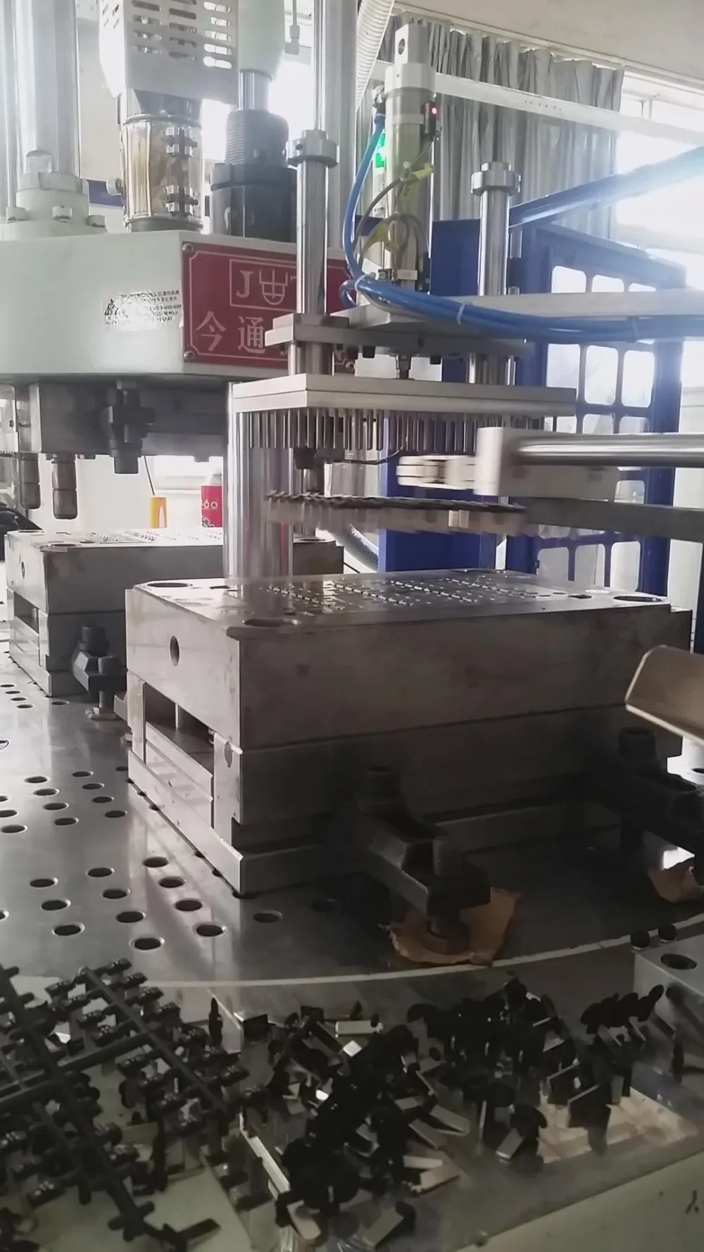 55T Clamping Force High-accuracy Rotary Table Plastic Injection Molding Machine with 1 Year Warranty