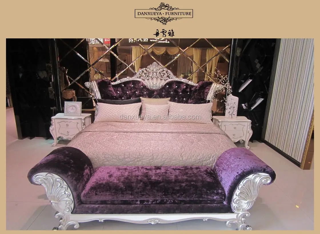 Met de hand snijden van luxe paarse kleur kingsize slaapkamer ...