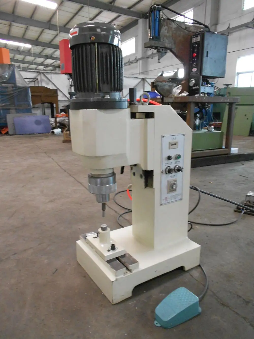 
CD small pneumatic orbital riveting machine 